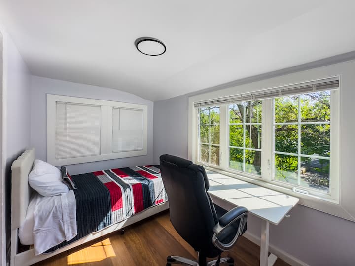 Идеална за отдих, с меко осветление и достатъчно място за съхранение, тази спалня в Кливланд Хайтс е идеално разположена близо до University Heights и клиниката,също така се насладете на светло и вдъхновяващо работно пространство