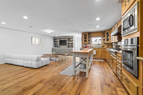 Top Airbnb: Modern Houston Escape Near River Oaks & Galleria in Greenway / Upper Kirby Area