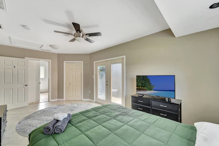 特写这间客房的贴心细节：干净的毛巾、智能电视和迷人的小艺术品。 这一切都旨在提升您的舒适和享受