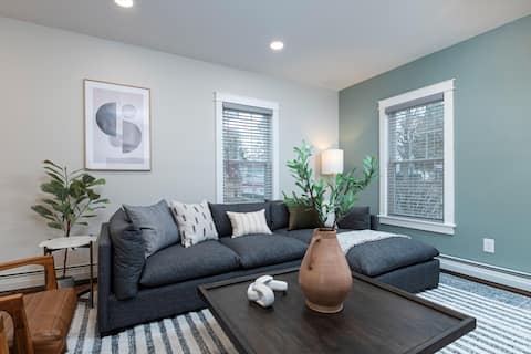 Entire Home, Near Slopes, Hot Tub, EV Charger