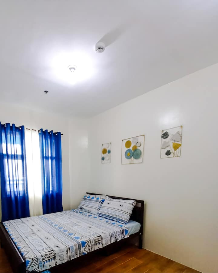 Manželská posteľ je vhodná pre 2 osoby.