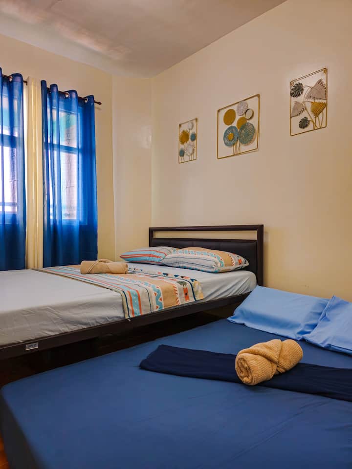 Დედოფლის ზომის საწოლი იტევს 2 სტუმარს, ხოლო ერთი ორადგილიანი გასაშლელი დივანი 2 სტუმარს იტევს.