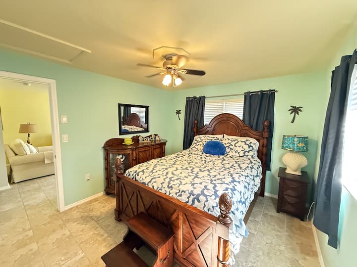 Spálňa s manželskou posteľou. 