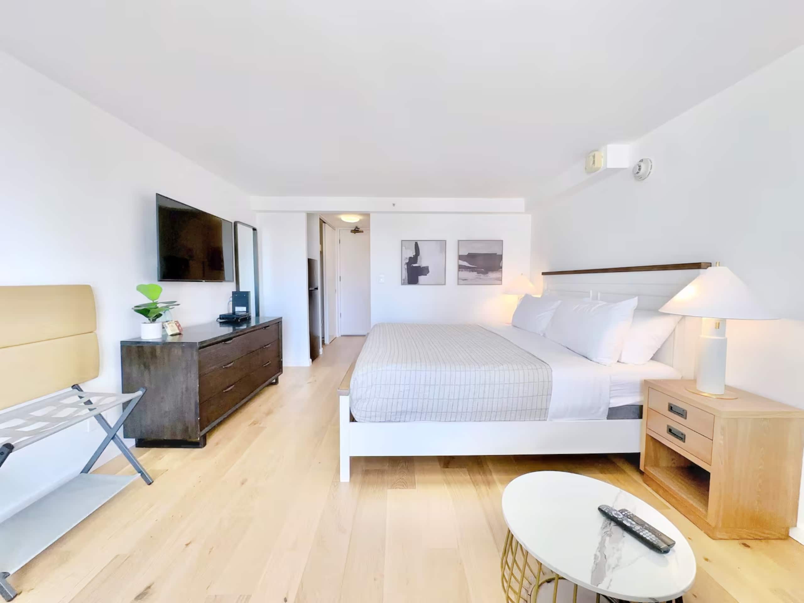 23 FL-Cozy & Elegant King Studio - Image 7
