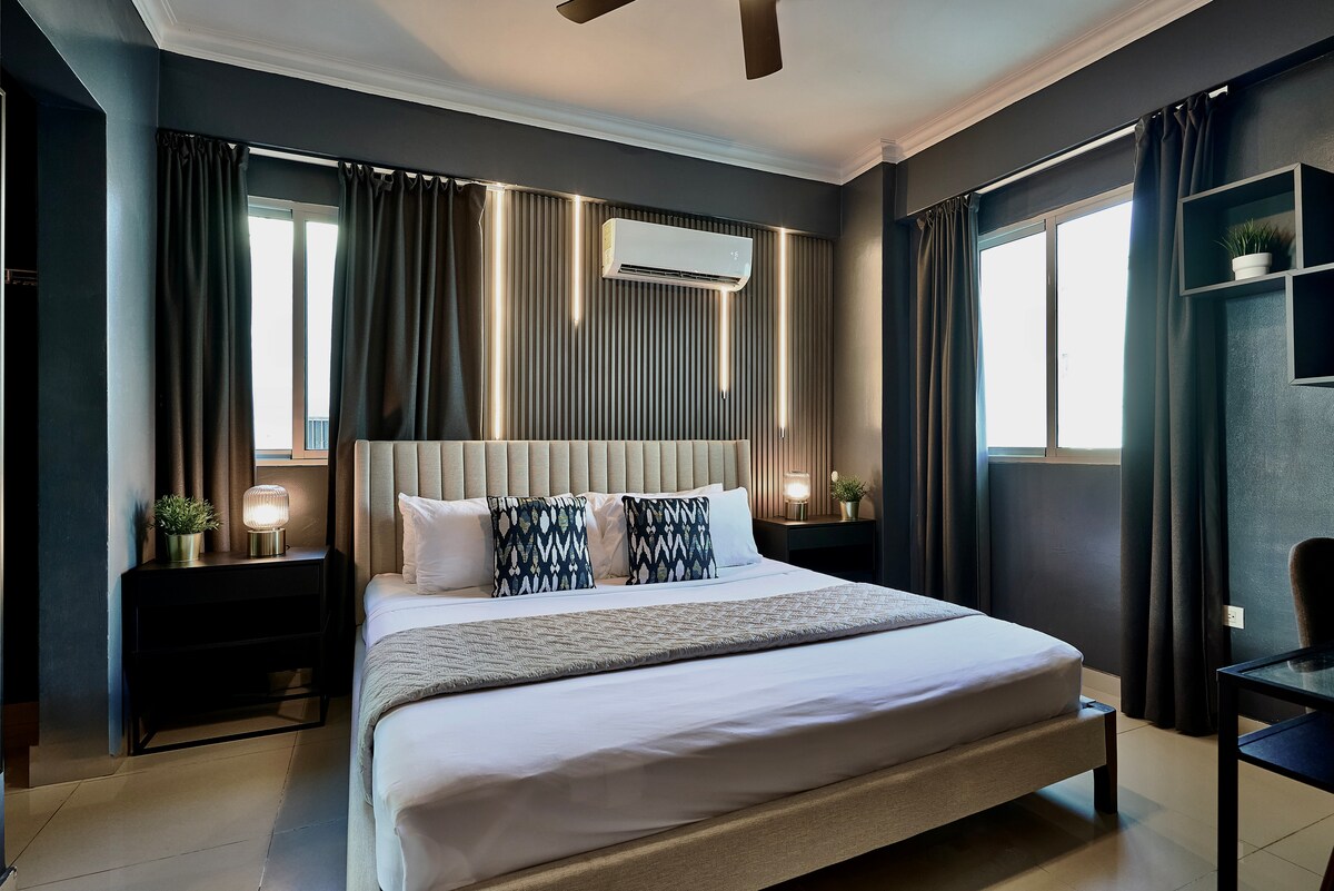 Dhoma e gjumit me hapësirë të bollshme ka një krevat të rehatshëm "King", tavolinë pune, dollap privat, banjë private, televizor + kabllo, kondicioner, ventilator dhe WIFI të shpejtë.