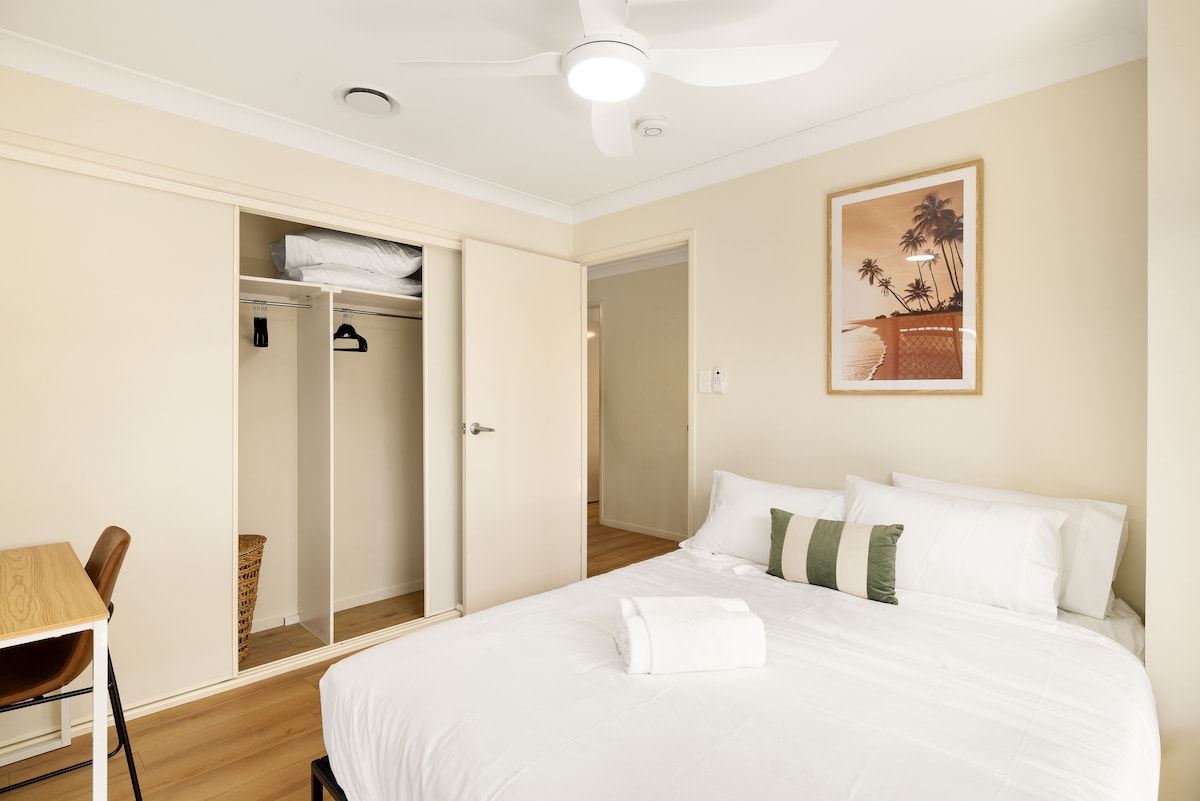 这间舒适的卧室提供充足的放松空间，配有标准双人床和柔软的床上用品，确保您能睡个好觉。 房间还包括床头灯，可供夜间阅读，还有一个内置衣柜，可存放您的物品。 