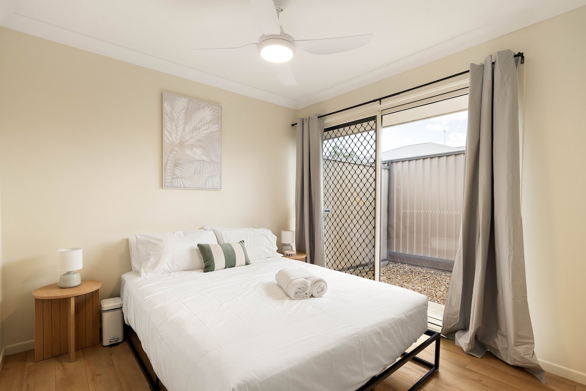 宽敞的卧室设有标准双人床、充足的衣橱空间和带阅读灯的床头柜。 宁静、简约的设计使其成为经过一天漫长的探索或工作后的完美度假胜地，确保您的住宿尽可能舒适。