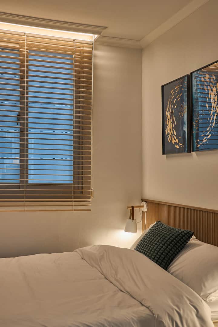 舒适的✅背部床垫和酒店式床上用品套装，让您睡个好觉。

✔️ 标准双人床、酒店风格床上用品、变频空调、百叶窗、桌子、椅子、壁灯、边桌、单人支架、便携式衣架、访客衣架 