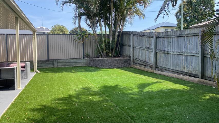 3 Bdr Apt! Garden! Undercover Parking! 12BS3 gallery image 4