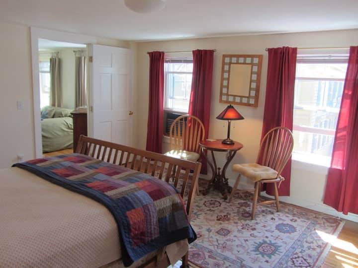 ห้องนอนกว้างขวางพร้อมเครื่องปรับอากาศ