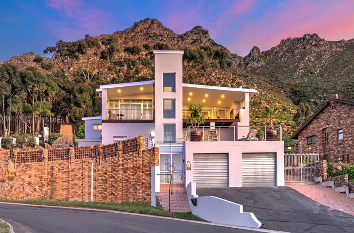 Phezulu Manor, Panoramic Views, Serviced Retreat gallery image 2