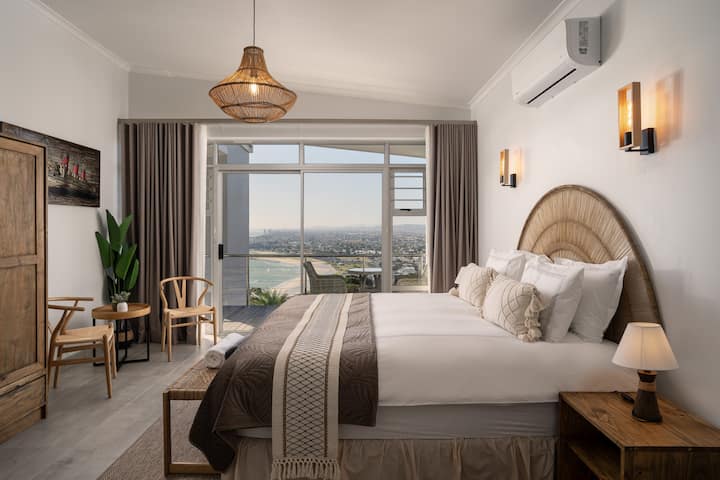 PheZulu Manor - Master Bedroom En Suite View