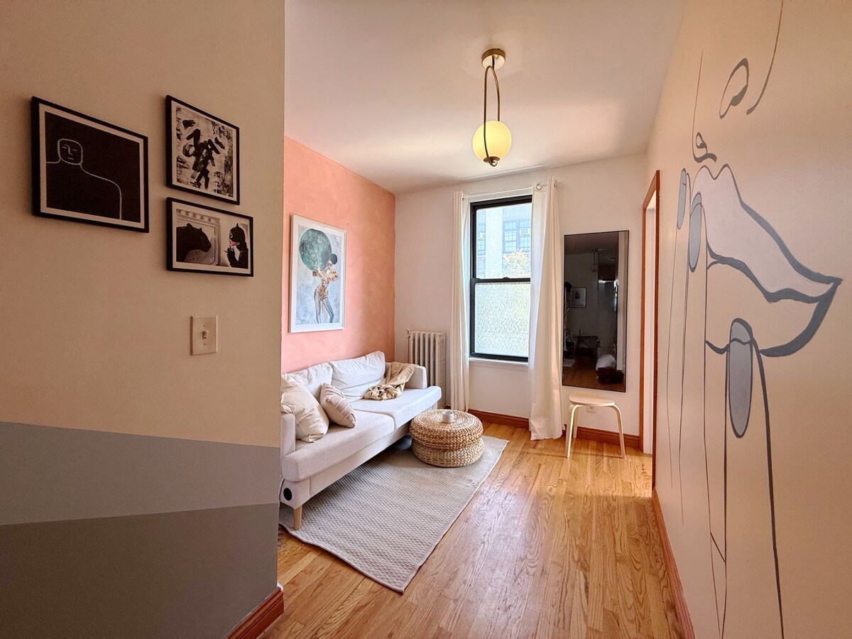 Popular Airbnb listing: Comfy Clean 2BR 1.5BA - 15 mins to Times Square! in Queens