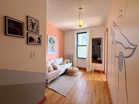 Popular Airbnb listing: Comfy Clean 2BR 1.5BA - 15 mins to Times Square! in Queens