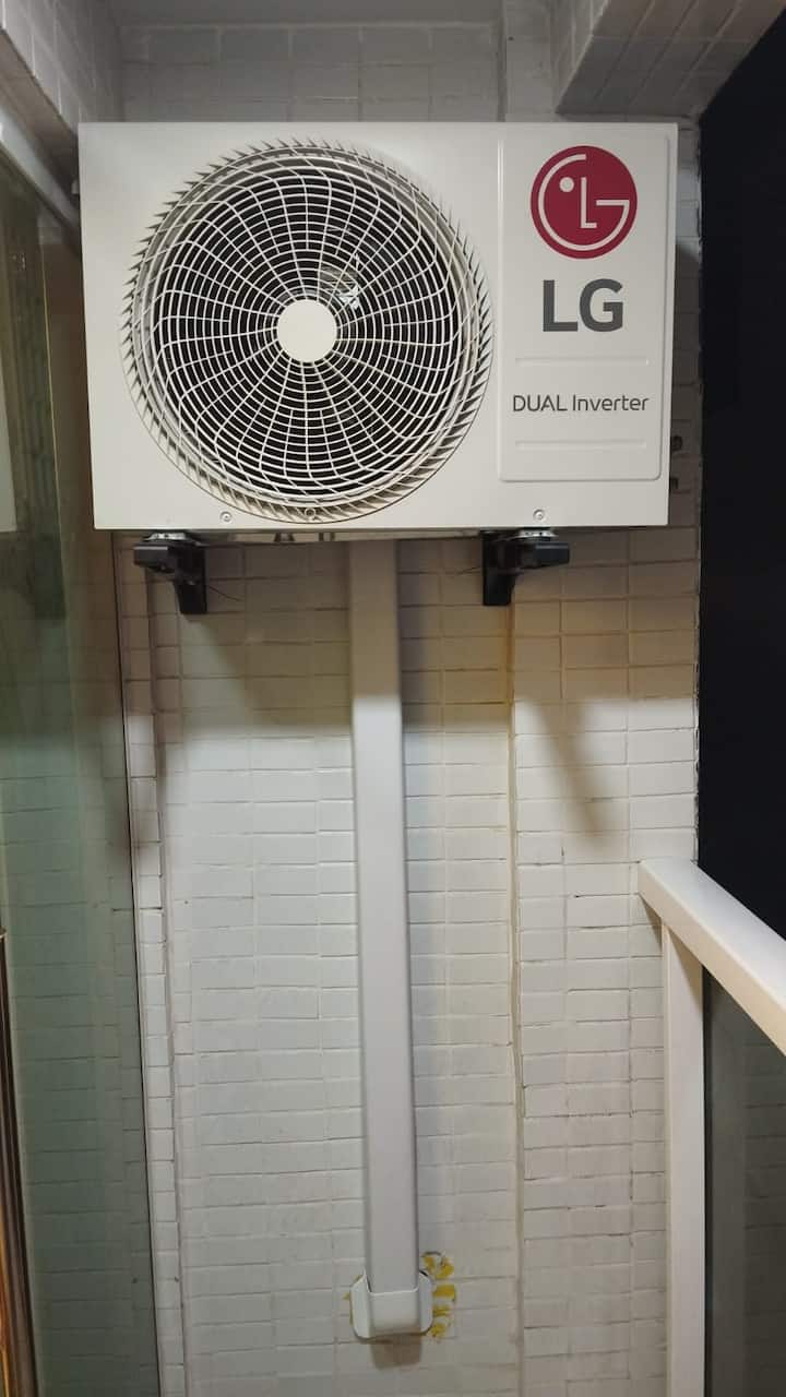 Ar condicionado instalado na unidade, no quarto, 12 000 BTU