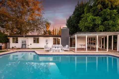 4BR Gem: Fireplace, Foosball, table tennis, Reseda