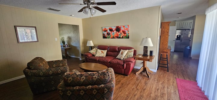 ห้องนั่งเล่นแสดงพื้นที่ครัวและโถงทางเข้า