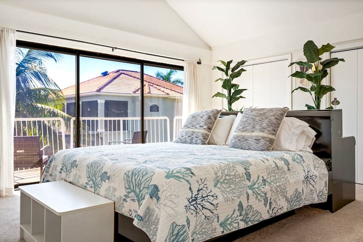 Главна спална соба со луксузен брачен кревет (широк 150-179 см) кој ветува мирни ноќи и подмладувачки сон. Дизајнирано со елегантен декор и големи прозорци кои ја исполнуваат собата со природна светлина. Излезете на вашиот приватен балкон за да уживате во глетките што го одземаат здивот