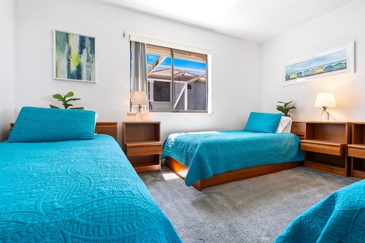 Спалната соба 3 нуди простран и разновиден распоред, со луксузен брачен кревет и два удобни единечни кревета, што ја прави идеална за семејства или групи.