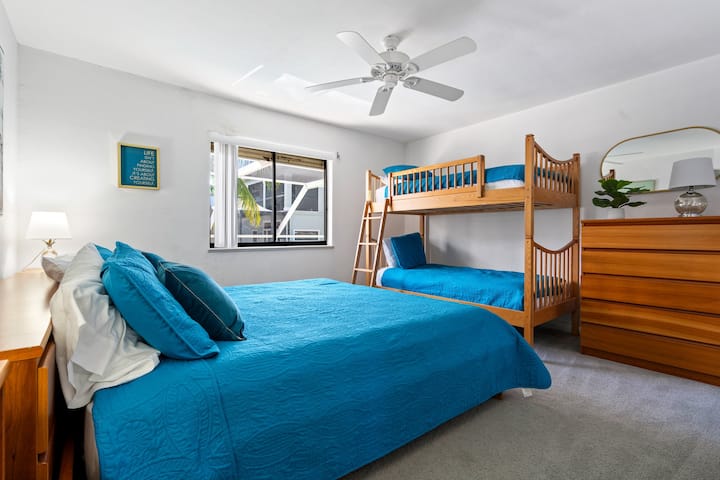 Спална соба 2, просторно и разновидно место за одмор совршено за семејства или групи. Оваа добро опремена соба има луксузен брачен кревет за максимална удобност, заедно со два удобни единечни кревета, што ја прави идеална и за релаксација и за флексибилност.