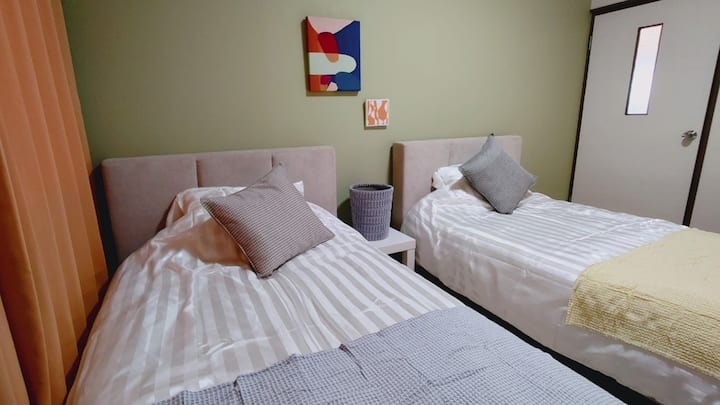 [Dhoma e gjumit] Duke u shtrirë dhe duke biseduar
