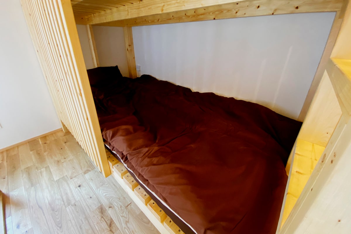 二段ベッドの一段目。枕元にはライトとコンセントもございます。