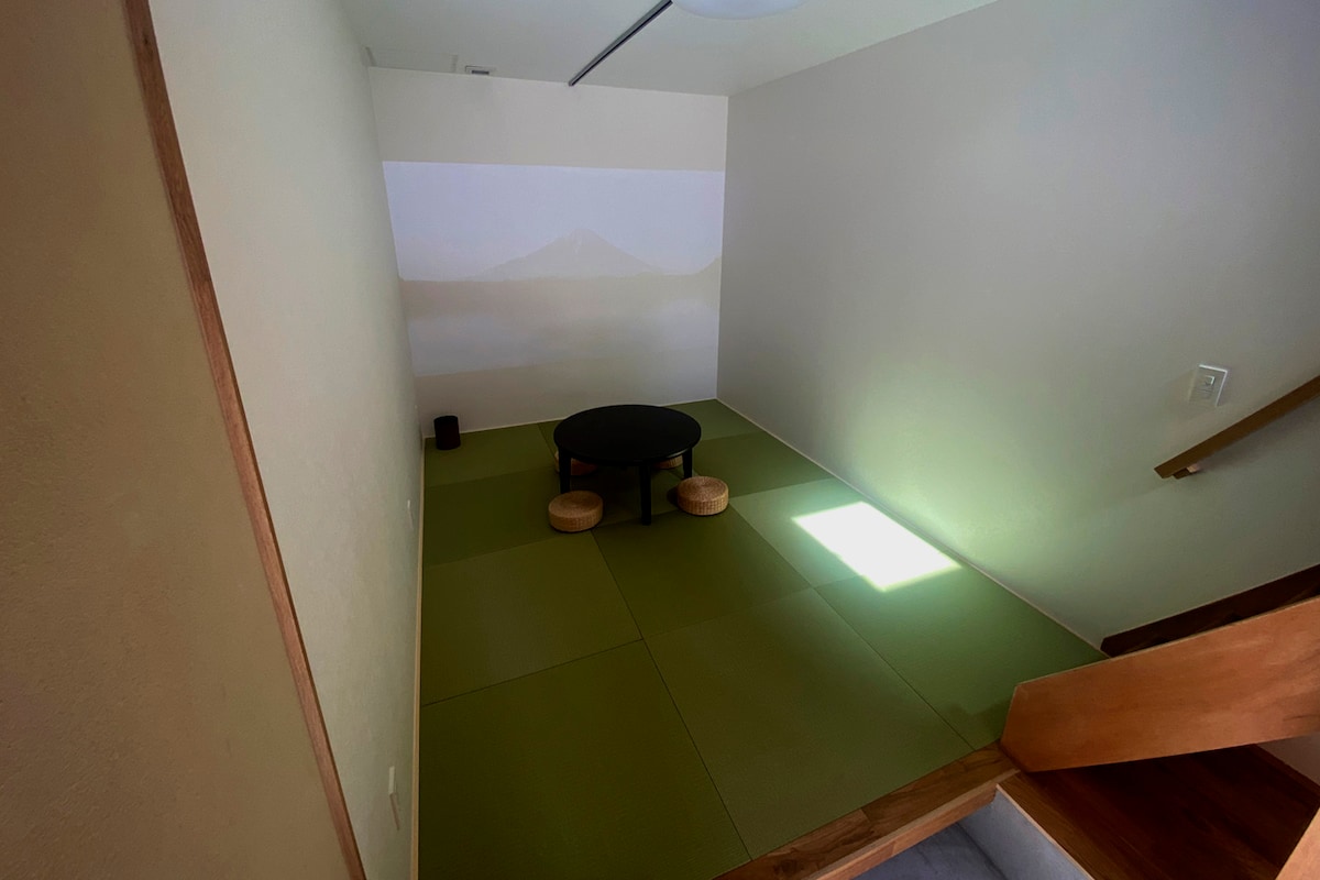 2名さま以上ご宿泊時は、1 階リビングにエアベッドを敷いていただきます。