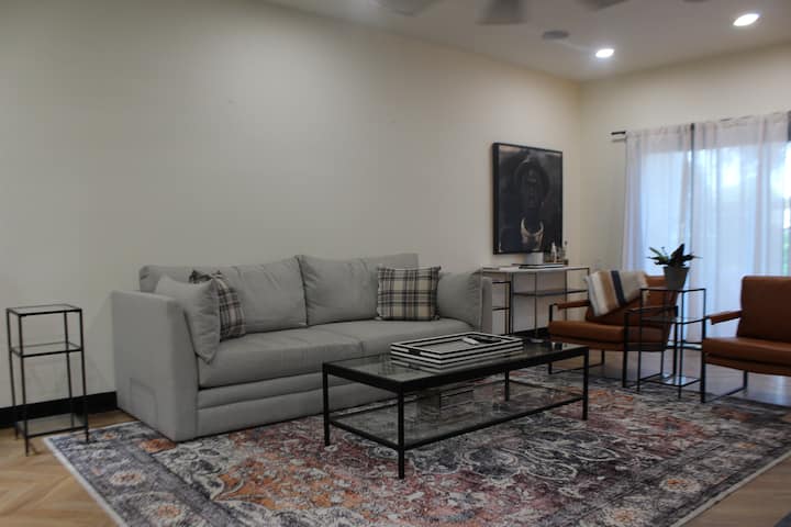 Modern Renovated Private Oasis For Executives - Stockton, CA