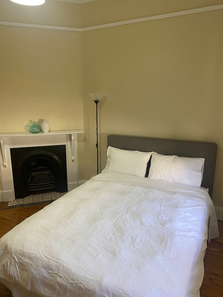 
Ამ მყუდრო საძინებელში არის მაღალი ჭერი, კომფორტული ორადგილიანი საწოლი და დეკორატიული ბუხარი. Ხის იატაკი და ნეიტრალური ტონები მშვიდ ატმოსფეროს ქმნის. Ოთახში, ასევე, არის ჩაშენებული კარადები, რომლებიც გთავაზობთ უამრავ სათავსოს კომფორტული სტუმრობისთვის.