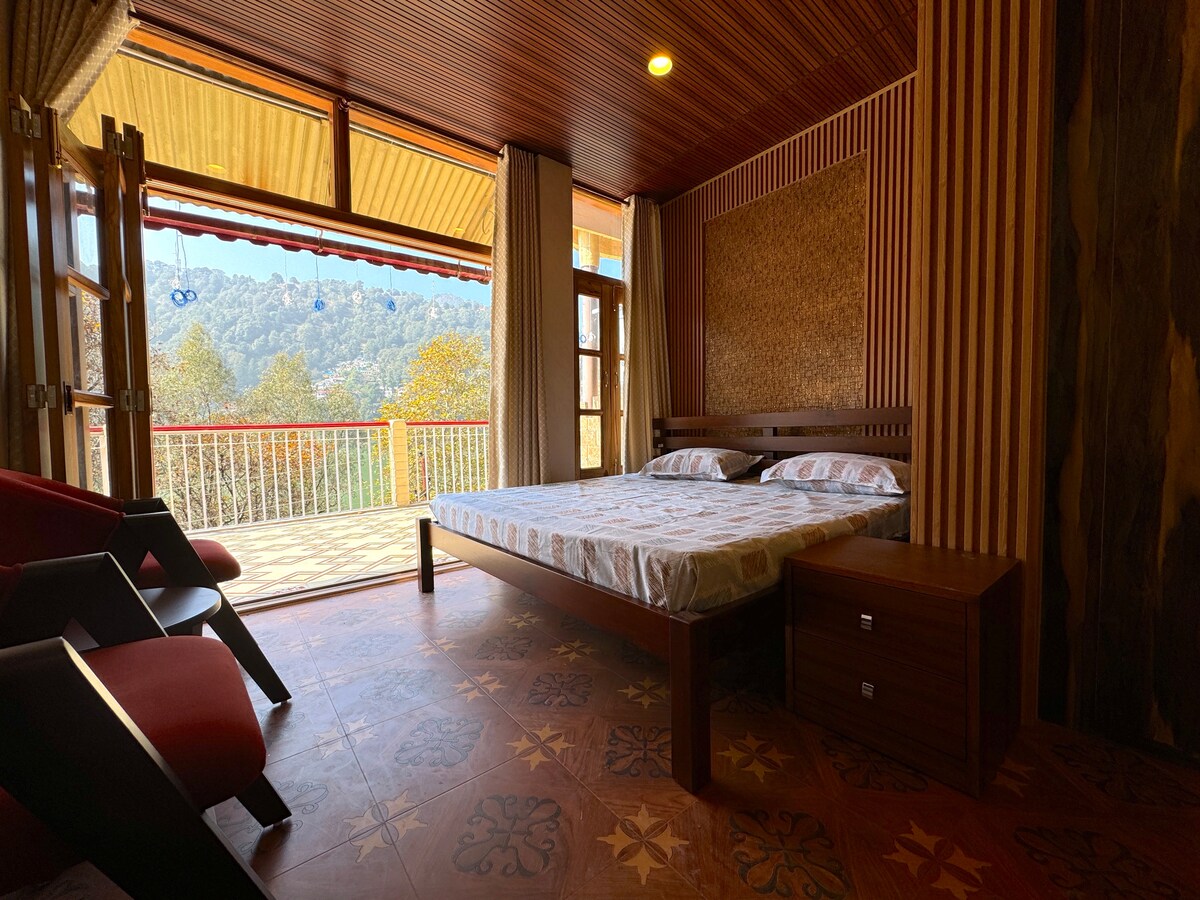 Првата спална соба има поглед кон мирното езеро Наинитал и има бања. Големите прозорци се отвораат целосно, овозможувајќи пристап до терасата, каде што ве чека неверојатен поглед. Овој простор го спојува внатрешниот комфор со убавината на природата. 