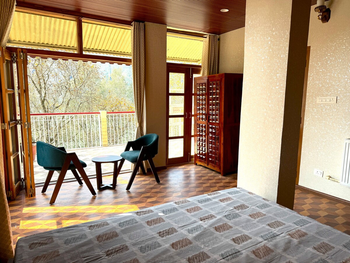 Најголемата спална соба го дели истиот неверојатен поглед на езерото Наинитал како и првата спална соба. Прозорците се отвораат за непречено да се поврзат со терасата, создавајќи совршено место за уживање во прекрасните пејзажи. Поврзано и со детската соба.