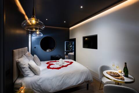 Luxury Suite: Romantic Getaway with Jacuzzi