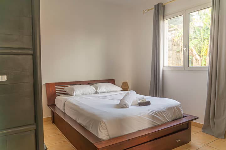 ES: Un espacio limpio con una cama cómoda, ideal para noches tranquilas en el corazón de un entorno tranquilo.

ANG: Un espacio refinado con una cómoda cama, ideal para noches tranquilas en un entorno tranquilo.