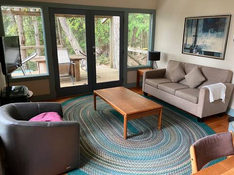 Top Airbnb: Dinner Bay Private Cottage in Southern Gulf Islands
