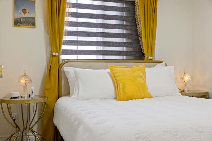 Krevat dopio ka një dyshek me sfungjer memory për rehati maksimale, me katër jastëkë (të butë dhe të fortë) dhe jorganë të butë me cilësi hoteli, çarçafë dhe perde që bllokojnë dritën për të siguruar një gjumë të qetë.
Stacioni i karikimit të telefonit i përfshirë