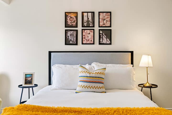 Krevat dopio ka një dyshek me sfungjer memory për rehati maksimale, me katër jastëkë (të butë dhe të fortë) dhe jorganë të butë me cilësi hoteli, çarçafë dhe perde që bllokojnë dritën për të siguruar një gjumë të qetë.
Stacioni i karikimit të telefonit i përfshirë