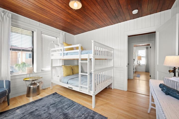 2 double size bunk beds