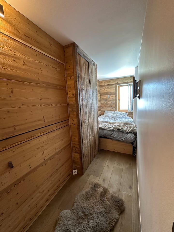 Ორადგილიანი საწოლი 140 უსაფრთხო სათავსოთი. Კარადა კარადა. 2 დასაკეცი ორსართულიანი საწოლი. ტელევიზორი