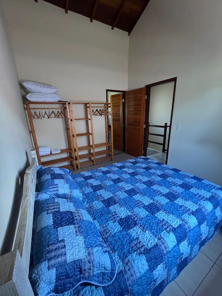 套房。配有双人床、空调，可选婴儿床、远程工作台面、衣架、床上用品、羊毛、铜床和枕头。