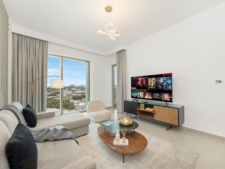 娱乐墙，配备65英寸三星电视，可减少眩光，带来舒适体验。 登录您喜欢的应用程序，通过 HDMI 连接游戏机，或在睡前观看电影。 中央咖啡桌可将零食和遥控器放在您需要的地方。