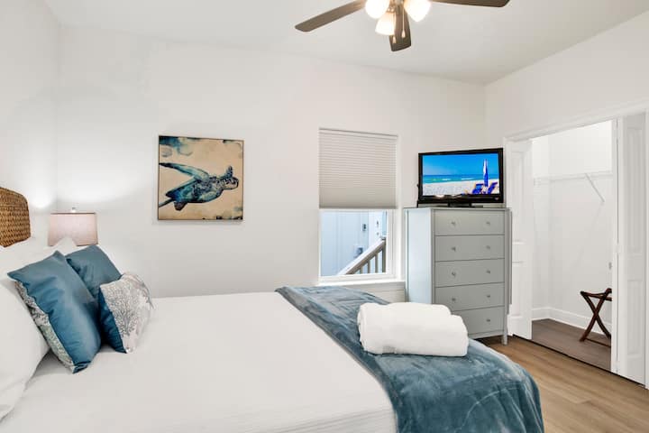 {GUEST BEDROOM} Located on the 2nd floor, a welcoming space with a comfortable Queen bed, soft linens, ample storage, and a smart TV for streaming. It’s perfect for relaxation, making guests feel right at home.