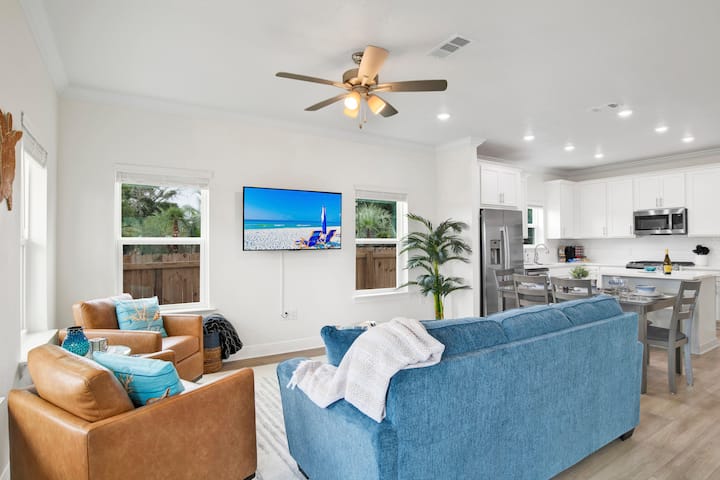 {LIVING ROOM}Offers enough seating, an airy floor plan, and natural light with bay views. Enjoy a 55" smart TV for entertainment and a selection of board games for fun gatherings. Perfect for relaxing or spending quality time with family and friends.
