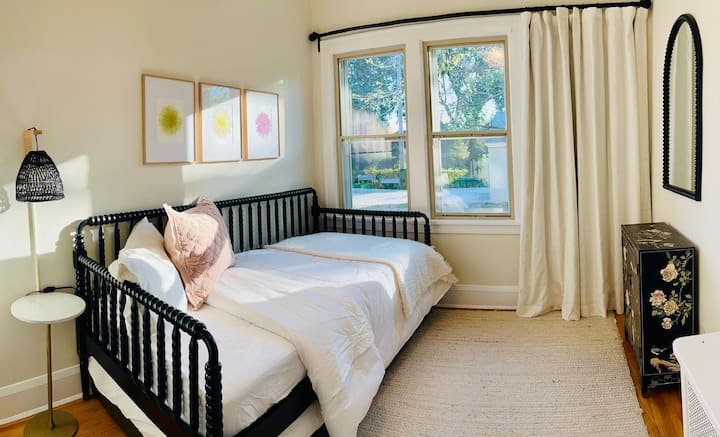 Საძინებელი 2 ორადგილიანი საწოლით და ქვევით (სძინავს 2)