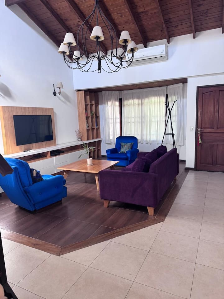 Acogedora Casa En Hermoso Barrio - Bella Vista