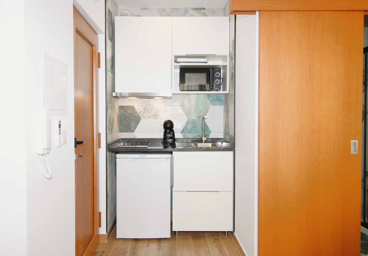 Imóvel de sucesso: Cozy Studio OA2 with private patio 3" from the beach em Peniche