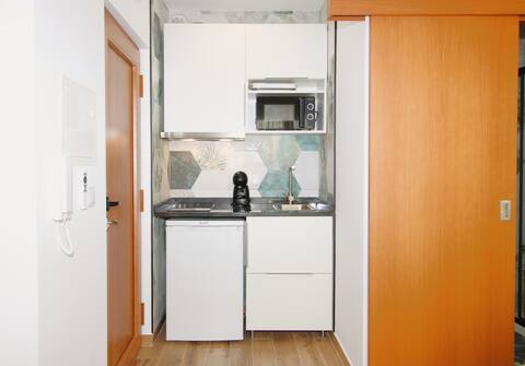 Imóvel de sucesso: Cozy Studio OA2 with private patio 3" from the beach em Peniche