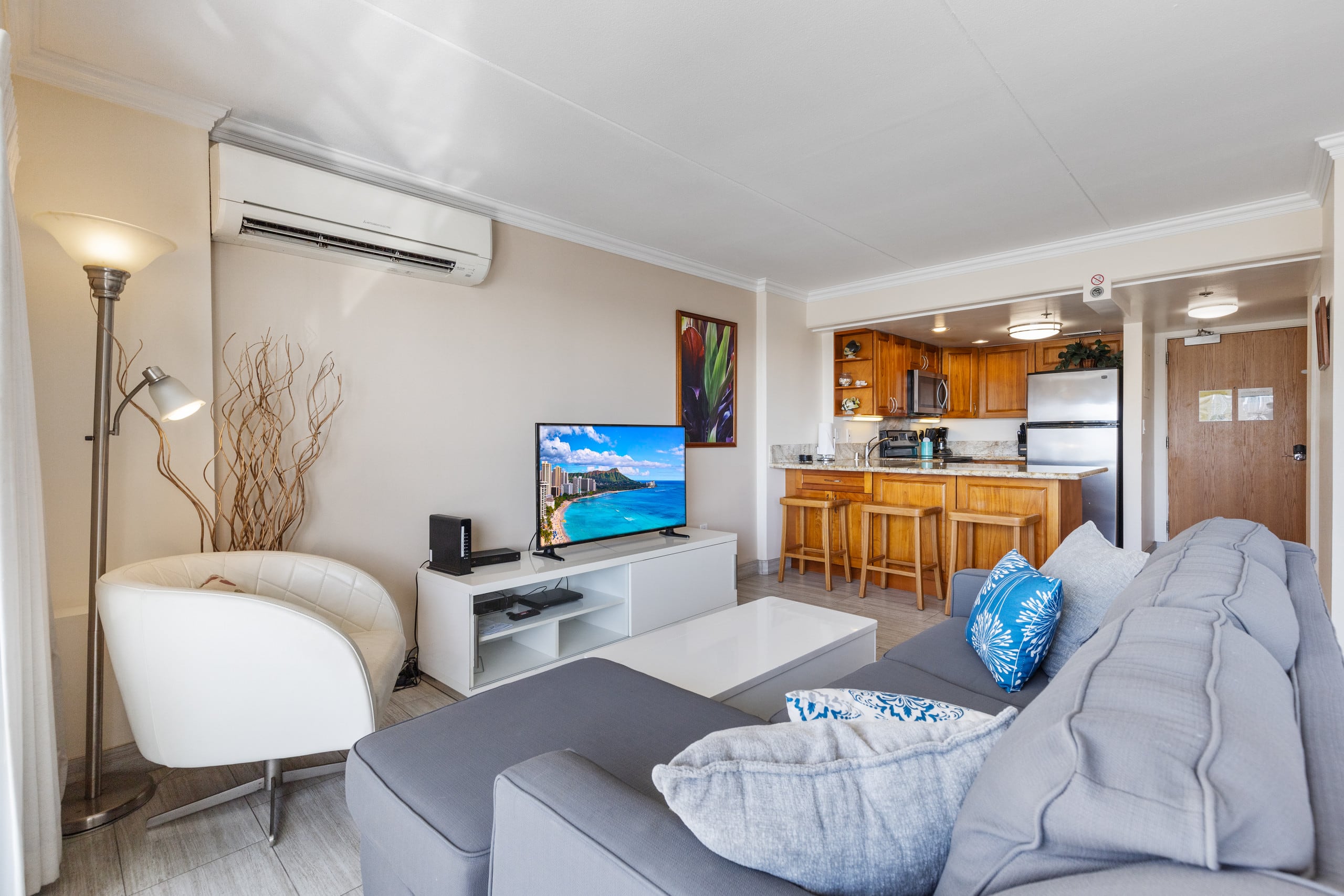 Condo in Honolulu · ★4.74 · Studio · 3 beds · 1 bath - Image 3