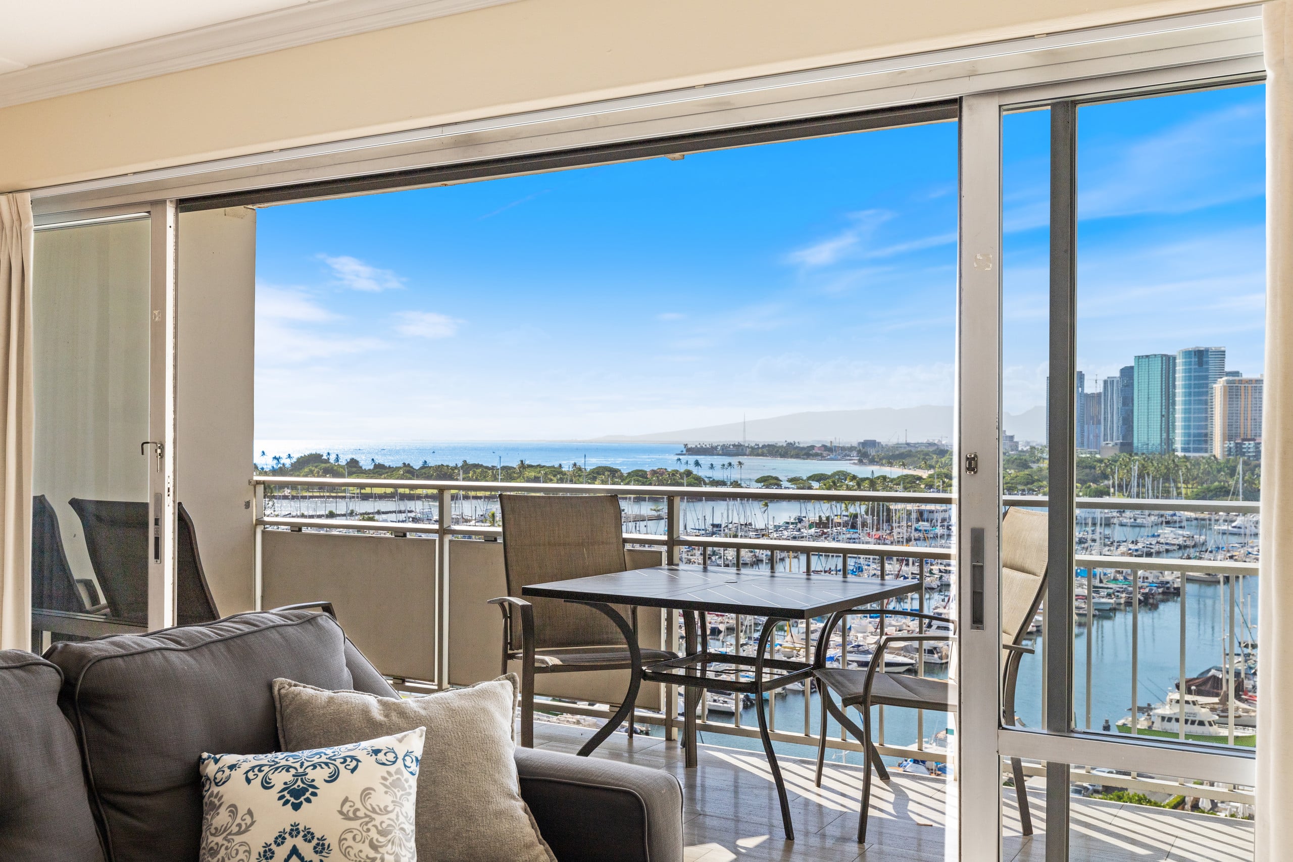 Condo in Honolulu · ★4.74 · Studio · 3 beds · 1 bath - Image 13