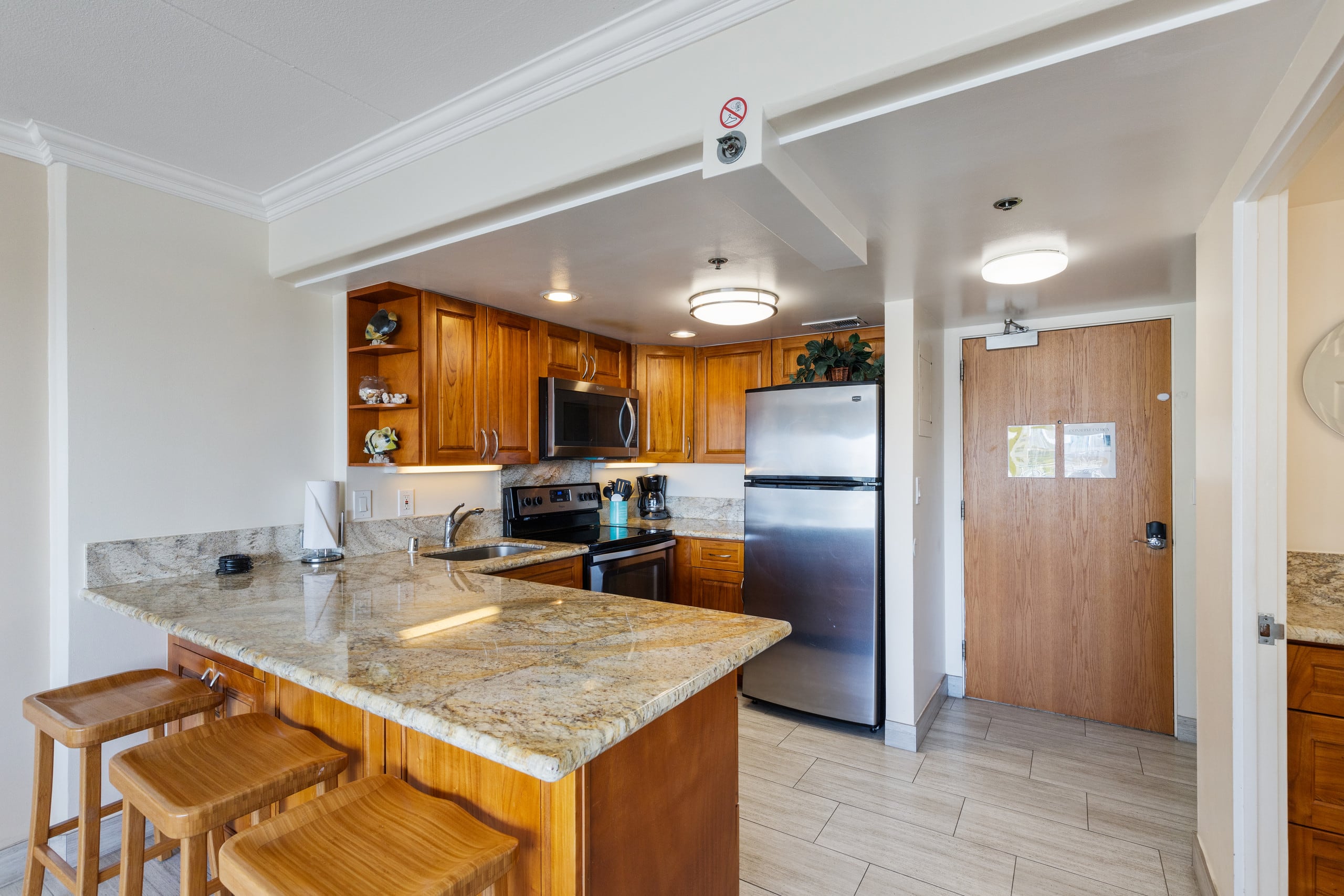 Condo in Honolulu · ★4.74 · Studio · 3 beds · 1 bath - Image 9