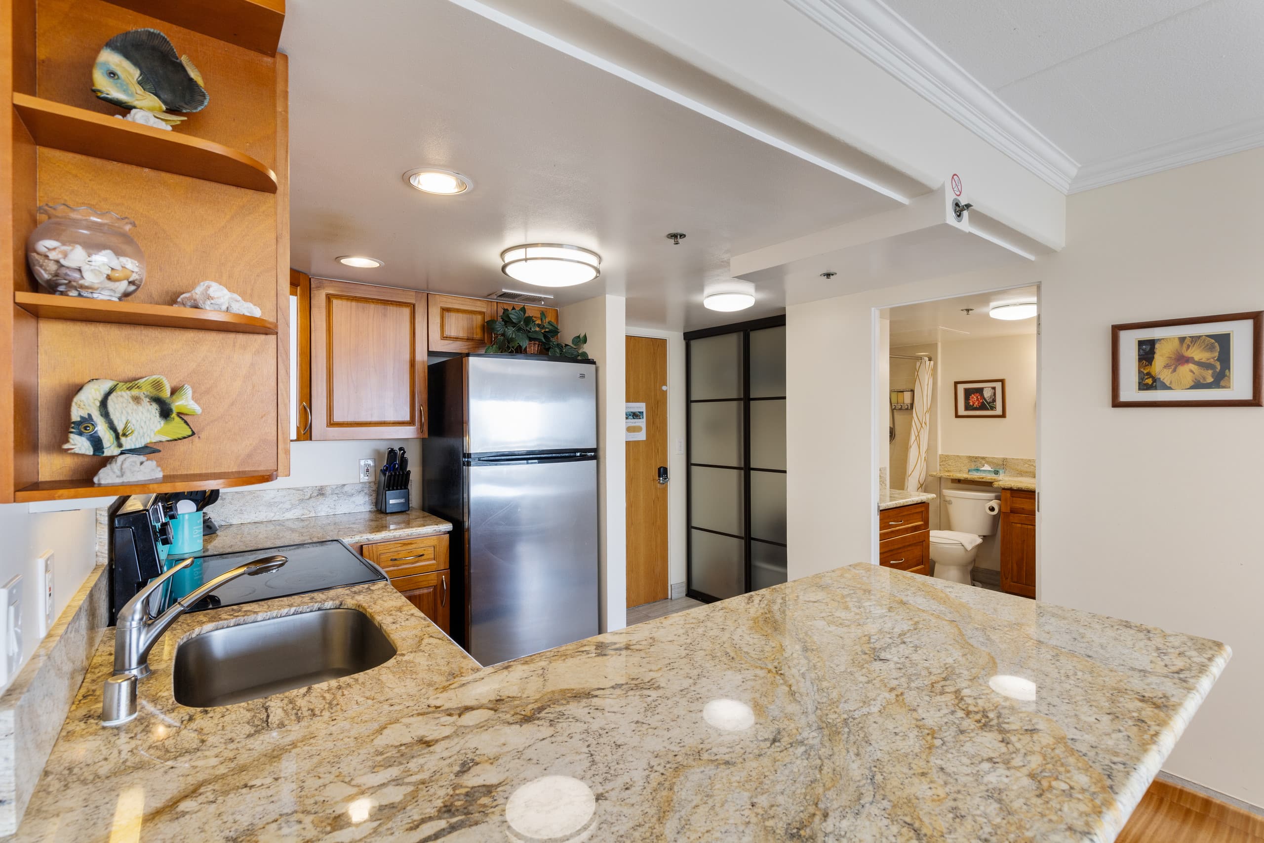 Condo in Honolulu · ★4.74 · Studio · 3 beds · 1 bath - Image 8